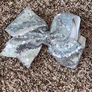 silver shimmery bow 💫